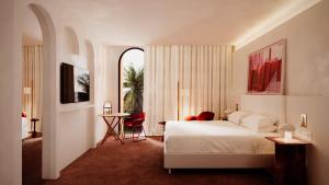 BenguerirDoubletree By Hilton Ben Guerir Hotel & Residences的一间卧室，配有一张床、一张书桌和一张桌子