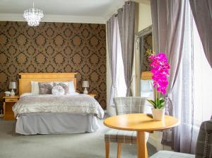 Postel nebo postele na pokoji v ubytování Royal Hotel