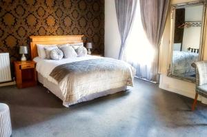 Postel nebo postele na pokoji v ubytování Royal Hotel