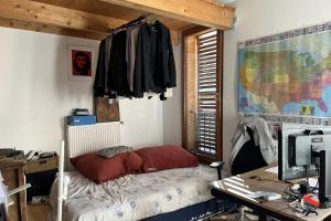 een slaapkamer met een bed en een bureau met een computer bij Spacious House - near Parc des Beaumonts in Montreuil