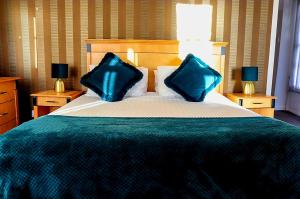 Postel nebo postele na pokoji v ubytování Royal Hotel