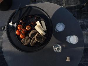 einen Teller mit Brot und Käse auf dem Tisch in der Unterkunft Monastik Living in Athina in Athen