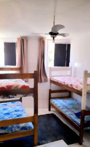 Pokój z 3 łóżkami piętrowymi i oknem w obiekcie Bimba Hostel - Salvador - BA w mieście Salvador