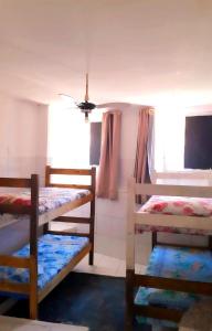 Pokój z 2 łóżkami piętrowymi i oknem w obiekcie Bimba Hostel - Salvador - BA w mieście Salvador