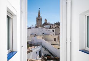 - une vue sur la ville depuis la fenêtre dans l'établissement REY DE SEVILLA FLATS - Arenal, à Séville