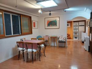 comedor con mesa y sillas en Art Residency en Busan