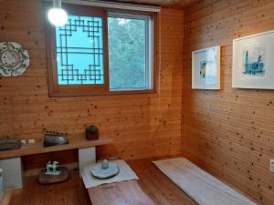 Habitación en una cabaña de madera con ventana en Art Residency en Busan