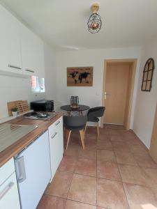 eine Küche mit einem Tisch und einem kleinen Tisch in der Unterkunft AlteFeuerwache #2 in Husum