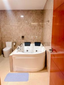 a bath tub in a bathroom with a toilet at SM HOTEL Plus in Lima