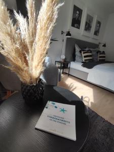 ein Tisch mit einer Karte darauf in einem Wohnzimmer in der Unterkunft AlteFeuerwache #2 in Husum