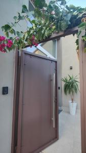 una puerta abierta con flores encima en Luxury B&b Euphorbia en Acireale