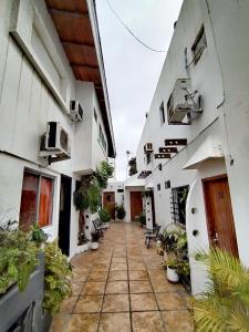 een lege binnenplaats van een gebouw met planten bij Hotel Cocos in Salinas