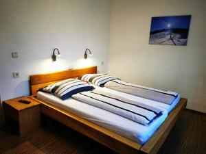 ザンクト・ウルリッヒ・アム・ピラーゼーにあるFerienwohnung Obermoserのベッドルーム1室(大型ベッド1台、枕2つ付)
