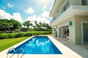 una piscina frente a una casa en Private Iberosta Villa Lagoon 4BDR- Private Beach and Pool, en Punta Cana