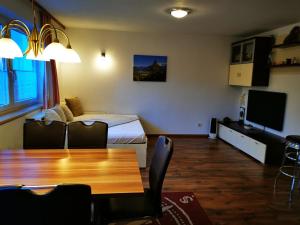 TV a/nebo společenská místnost v ubytování Ferienwohnung Obermoser