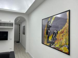 un grande dipinto su un muro in un soggiorno di Ciuri Holiday a Trapani