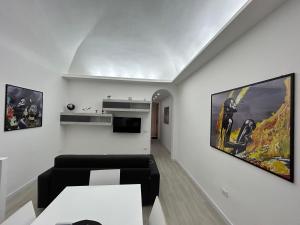 un soggiorno con un divano e un quadro sul muro di Ciuri Holiday a Trapani