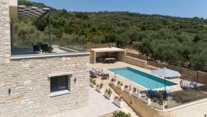 una vista aérea de una piscina y un edificio en Sirena Villa en La Canea