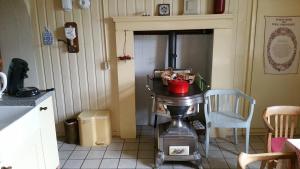 una cocina con una mesa con un tazón rojo. en Oude woonboederij/old farmers house/typ. NL-Bauernhaus, en Zeddam