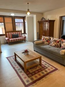 Cozy Apartment في براشوف: غرفة معيشة مع كنبتين وطاولة قهوة