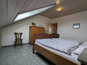 um quarto com uma cama grande e uma clarabóia em Ferienhof Schattmann em Sonsbeck