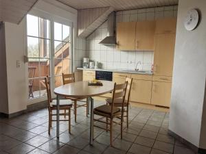 uma cozinha com mesa e cadeiras e uma janela em Ferienhof Schattmann em Sonsbeck