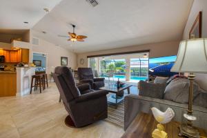 un salon avec un canapé et une table dans l'établissement VILLA BOATERS DREAM - 3 BEDS 2 BATHS - 8 GUESTS - GULF ACCESS & POOL/SPA - INCL.10% OFF BOAT RENTAL, à Cape Coral
