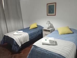 dos camas sentadas una al lado de la otra en una habitación en La casita de mi infancia en Mendoza