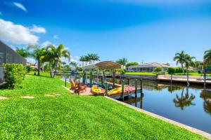 Quelques bateaux amarrés sur une rivière dans l'établissement VILLA BOATERS DREAM - 3 BEDS 2 BATHS - 8 GUESTS - GULF ACCESS & POOL/SPA - INCL.10% OFF BOAT RENTAL, à Cape Coral