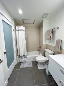 Modern Loft in DTLA - Rooftop Pool & Free Parking!