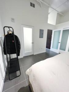 Modern Loft in DTLA - Rooftop Pool & Free Parking!