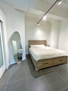 En eller flere senge i et værelse på Modern Loft in DTLA - Rooftop Pool & Free Parking! + 14 billeder