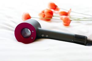 a black and red hair dryer with carrots at 东京上野超级中心 设计师房间Yaob 上野公园3分钟 车站1分钟 超级繁华 免费wifi 戴森吹风 in Tokyo