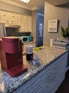 Photo de la galerie de l'établissement Blue Shark *E3* @ Midtown Cozy 1BR King Suite, à Houston