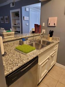 Photo de la galerie de l'établissement Blue Shark *E3* @ Midtown Cozy 1BR King Suite, à Houston