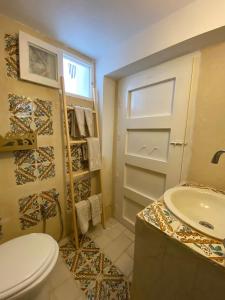 a bathroom with a toilet and a sink at Dar Ali Médina Hammamet chambres d'hôtes in Hammamet