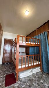 Katil dua tingkat atau katil-katil dua tingkat dalam bilik di Inay’s Beachfront House