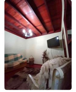 ein Wohnzimmer mit einem Sofa und einem TV in der Unterkunft Casa de campo próximo a Gramado in Três Coroas