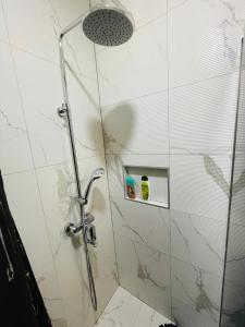 Un baño de Luxury Centar 8 fotos más