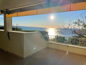 Un balcón con una gran ventana con vistas al océano. en Trieste Sea Life, en Trieste