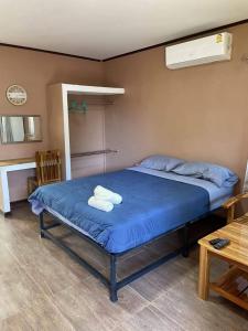 Postel nebo postele na pokoji v ubytování Koh Mak Littel House