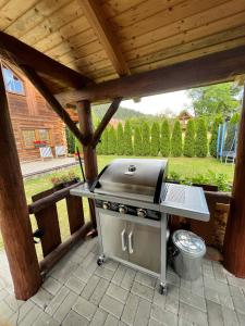 een grill op een patio in een achtertuin bij Zrub Vlašky in Bešeňová