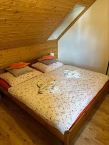 Een bed of bedden in een kamer bij Zrub Vlašky