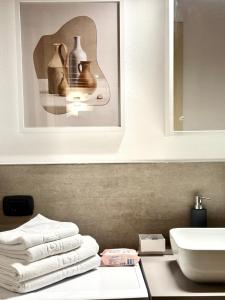 baño con lavabo y encimera con toallas en The Loft, en Timisoara