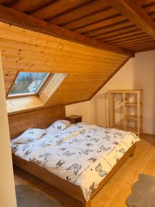 Serenity Colibița في كوليبيتا: سرير في غرفة ذات سقف خشبي