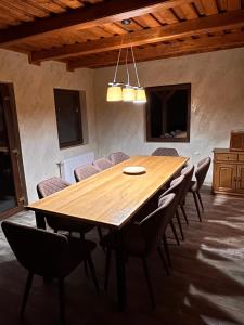 Serenity Colibița في كوليبيتا: غرفة طعام مع طاولة وكراسي خشبية