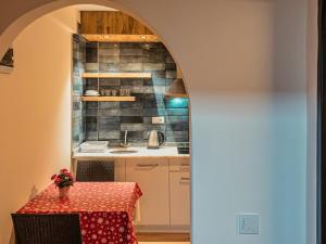 cocina con mesa y mantel rojo en Bella Rose Apart Hotel, Renovated in 2023!, en Alanya