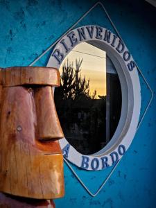 un miroir reflétant un signe dans une fenêtre de stockage dans l'établissement Cabaña Bienvenidos a Bordo, à Algarrobo