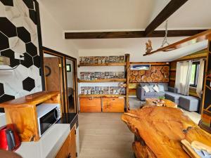 uma sala de estar com uma mesa de madeira e um sofá em Cabaña Bienvenidos a Bordo em Algarrobo