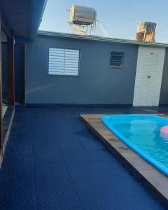 a swimming pool on the roof of a house at Segundo andar in Uberlândia